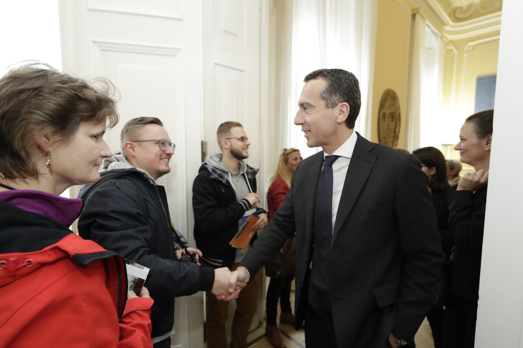 Am 26. Oktober 2016 empfing Bundeskanzler Christian Kern im Rahmen des Nationalfeiertages Besucherinnen und Besucher im Bundeskanzleramt.