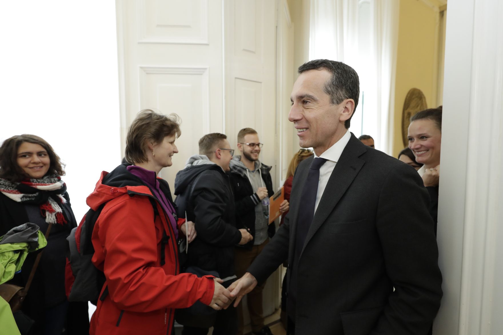 Am 26. Oktober 2016 empfing Bundeskanzler Christian Kern im Rahmen des Nationalfeiertages Besucherinnen und Besucher im Bundeskanzleramt.