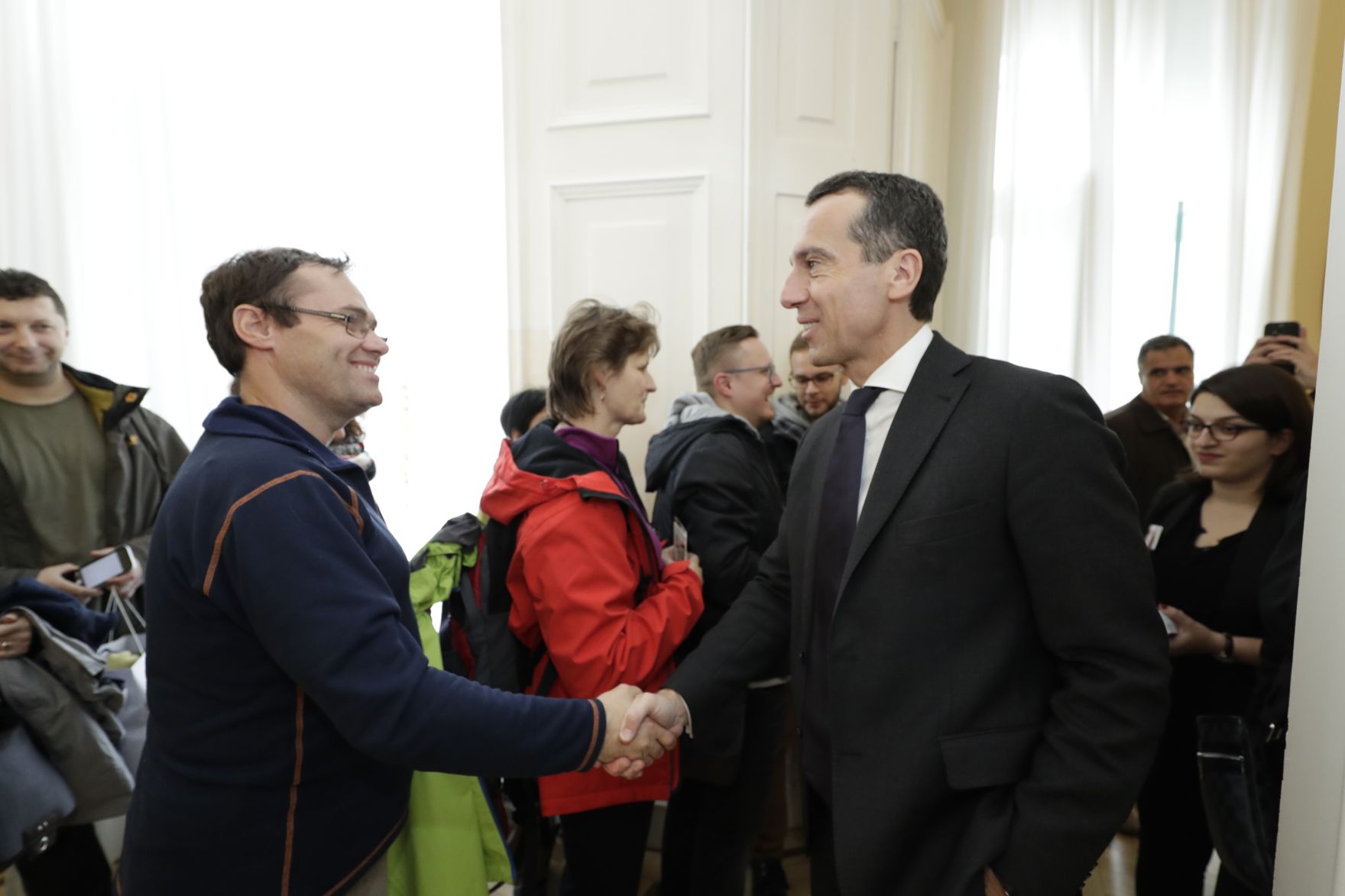 Am 26. Oktober 2016 empfing Bundeskanzler Christian Kern im Rahmen des Nationalfeiertages Besucherinnen und Besucher im Bundeskanzleramt.