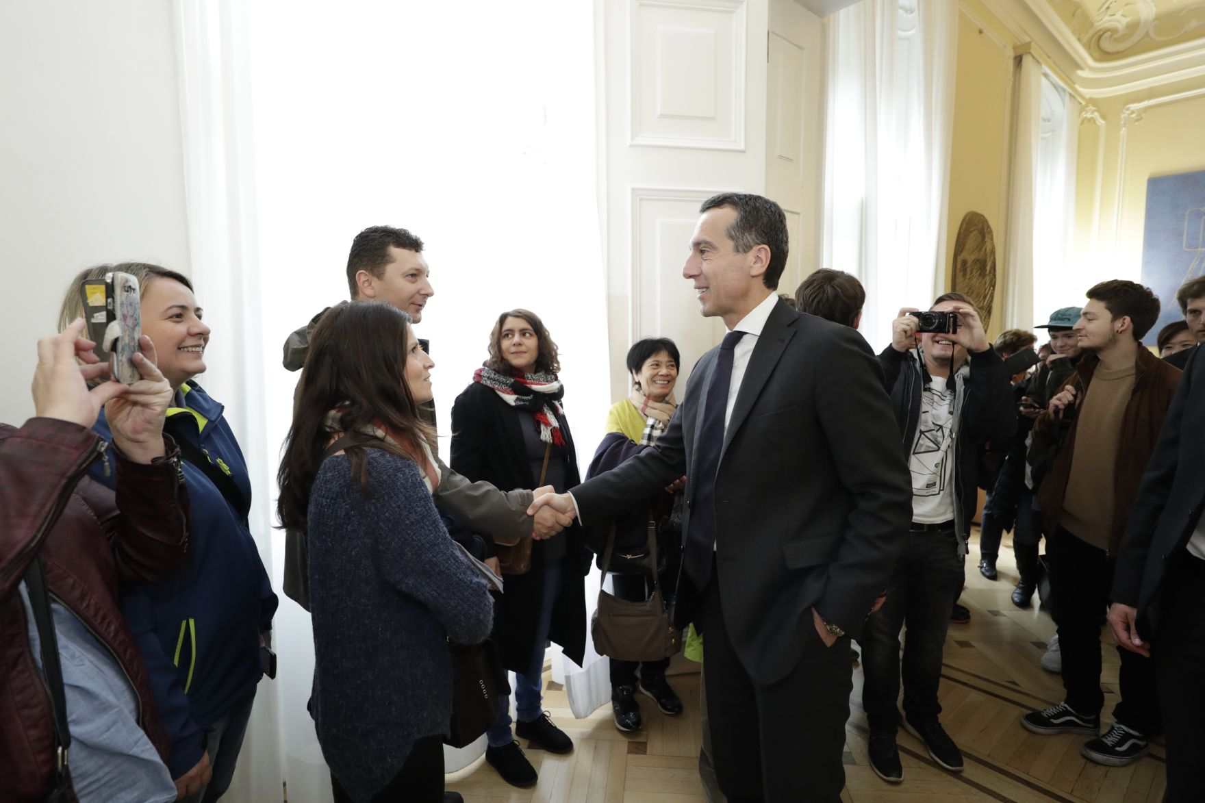 Am 26. Oktober 2016 empfing Bundeskanzler Christian Kern im Rahmen des Nationalfeiertages Besucherinnen und Besucher im Bundeskanzleramt.