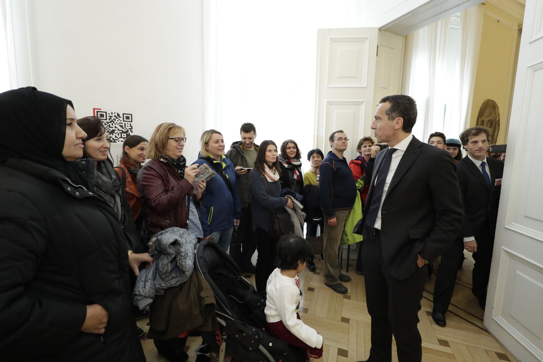 Am 26. Oktober 2016 empfing Bundeskanzler Christian Kern im Rahmen des Nationalfeiertages Besucherinnen und Besucher im Bundeskanzleramt.