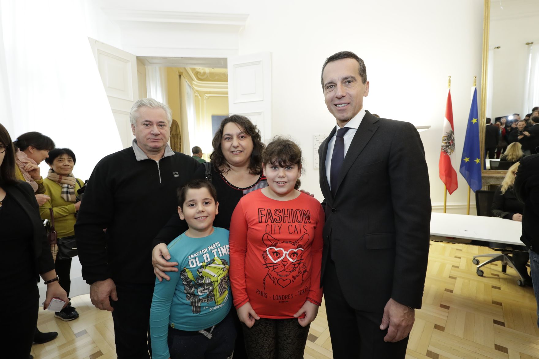 Am 26. Oktober 2016 empfing Bundeskanzler Christian Kern im Rahmen des Nationalfeiertages Besucherinnen und Besucher im Bundeskanzleramt.
