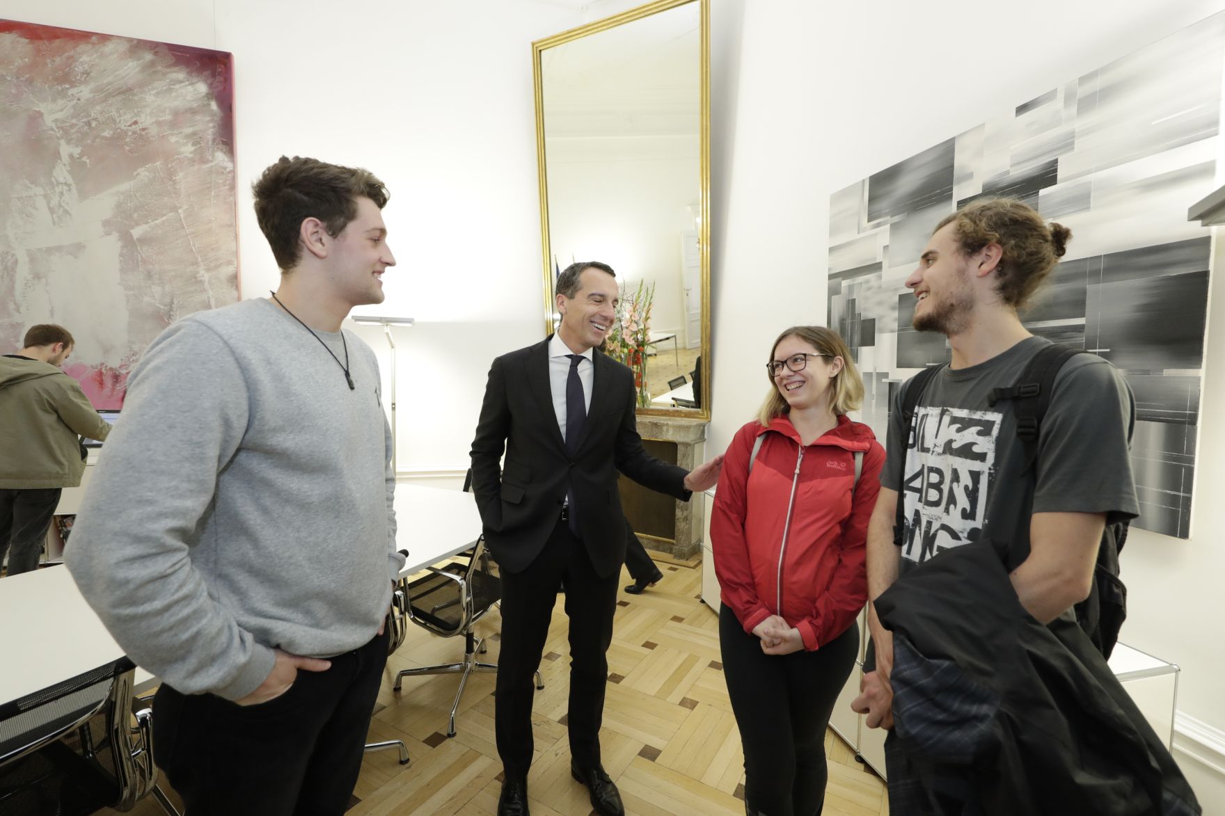 Am 26. Oktober 2016 empfing Bundeskanzler Christian Kern im Rahmen des Nationalfeiertages Besucherinnen und Besucher im Bundeskanzleramt.