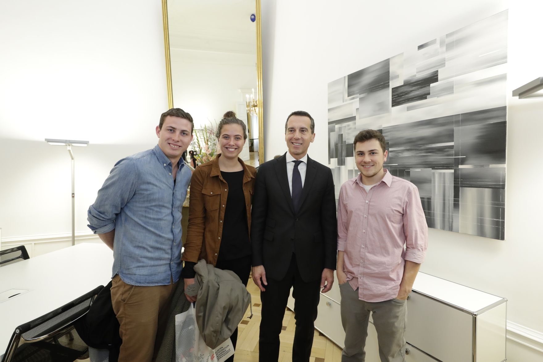 Am 26. Oktober 2016 empfing Bundeskanzler Christian Kern im Rahmen des Nationalfeiertages Besucherinnen und Besucher im Bundeskanzleramt.