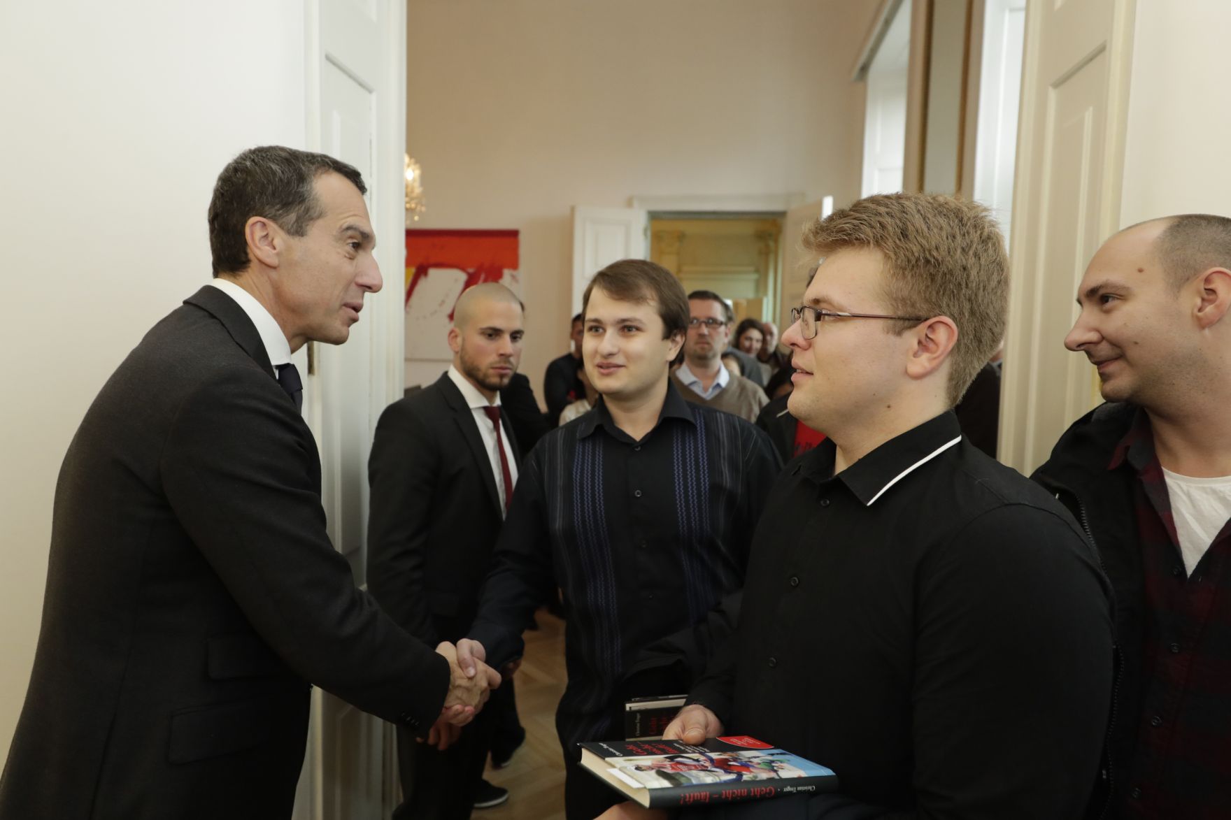 Am 26. Oktober 2016 empfing Bundeskanzler Christian Kern im Rahmen des Nationalfeiertages Besucherinnen und Besucher im Bundeskanzleramt.