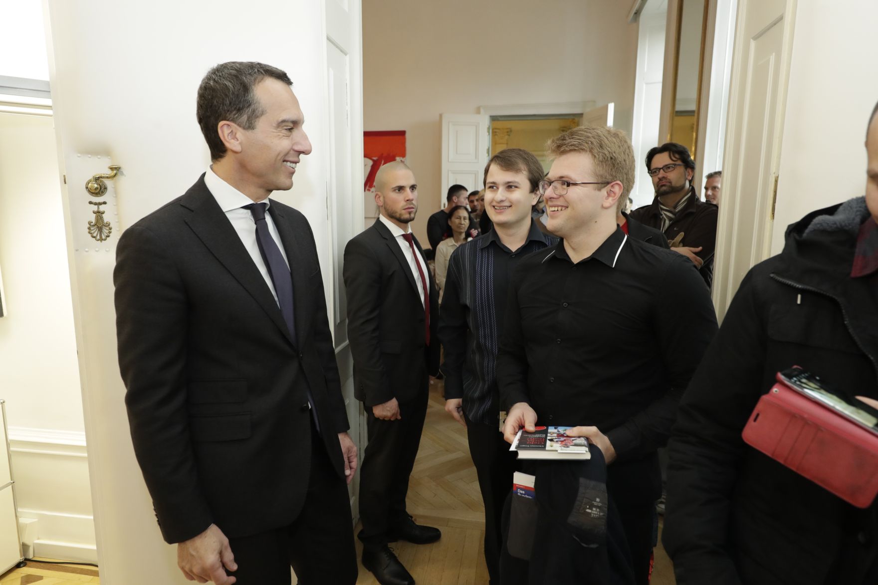Am 26. Oktober 2016 empfing Bundeskanzler Christian Kern im Rahmen des Nationalfeiertages Besucherinnen und Besucher im Bundeskanzleramt.