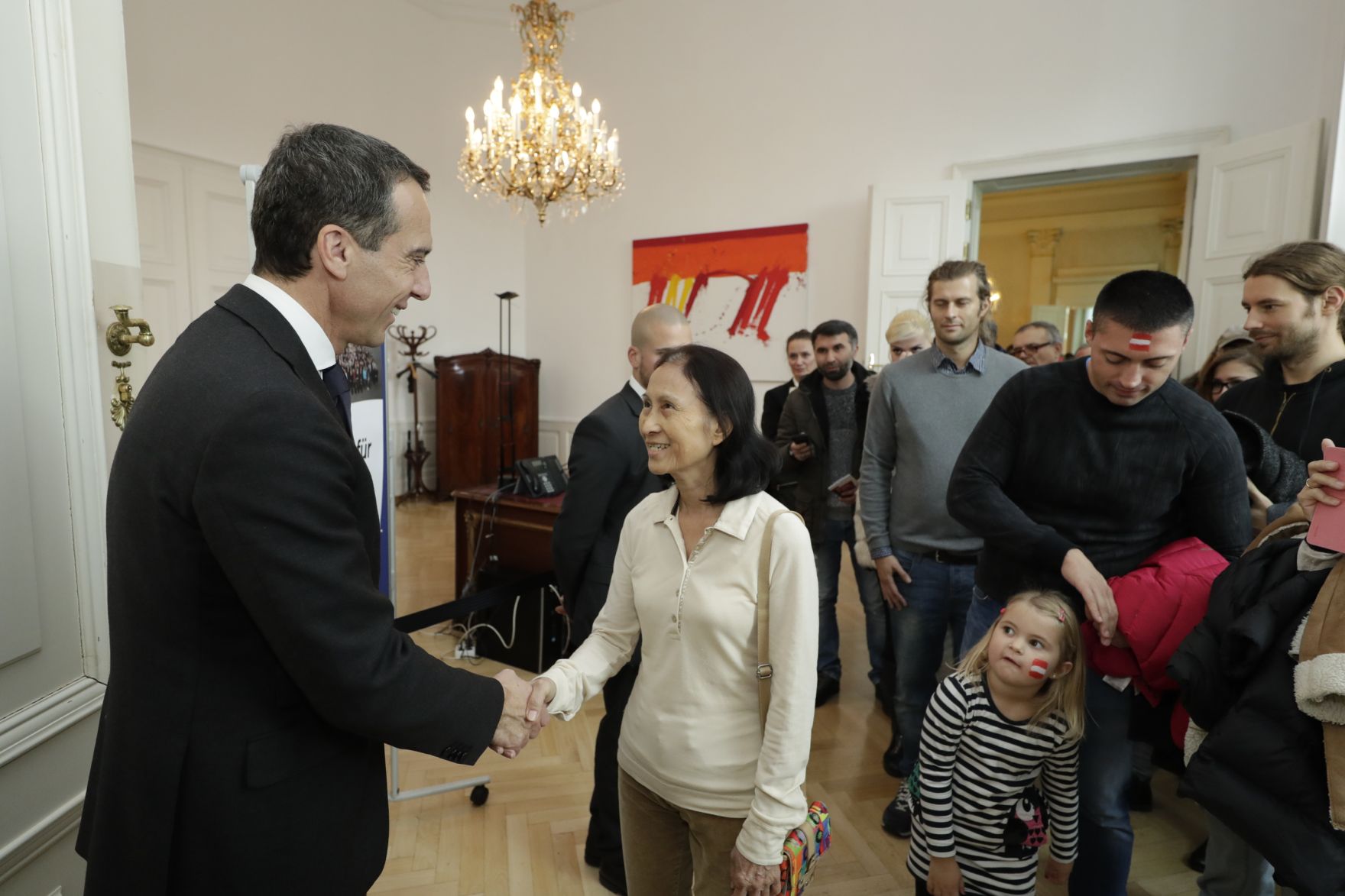 Am 26. Oktober 2016 empfing Bundeskanzler Christian Kern im Rahmen des Nationalfeiertages Besucherinnen und Besucher im Bundeskanzleramt.