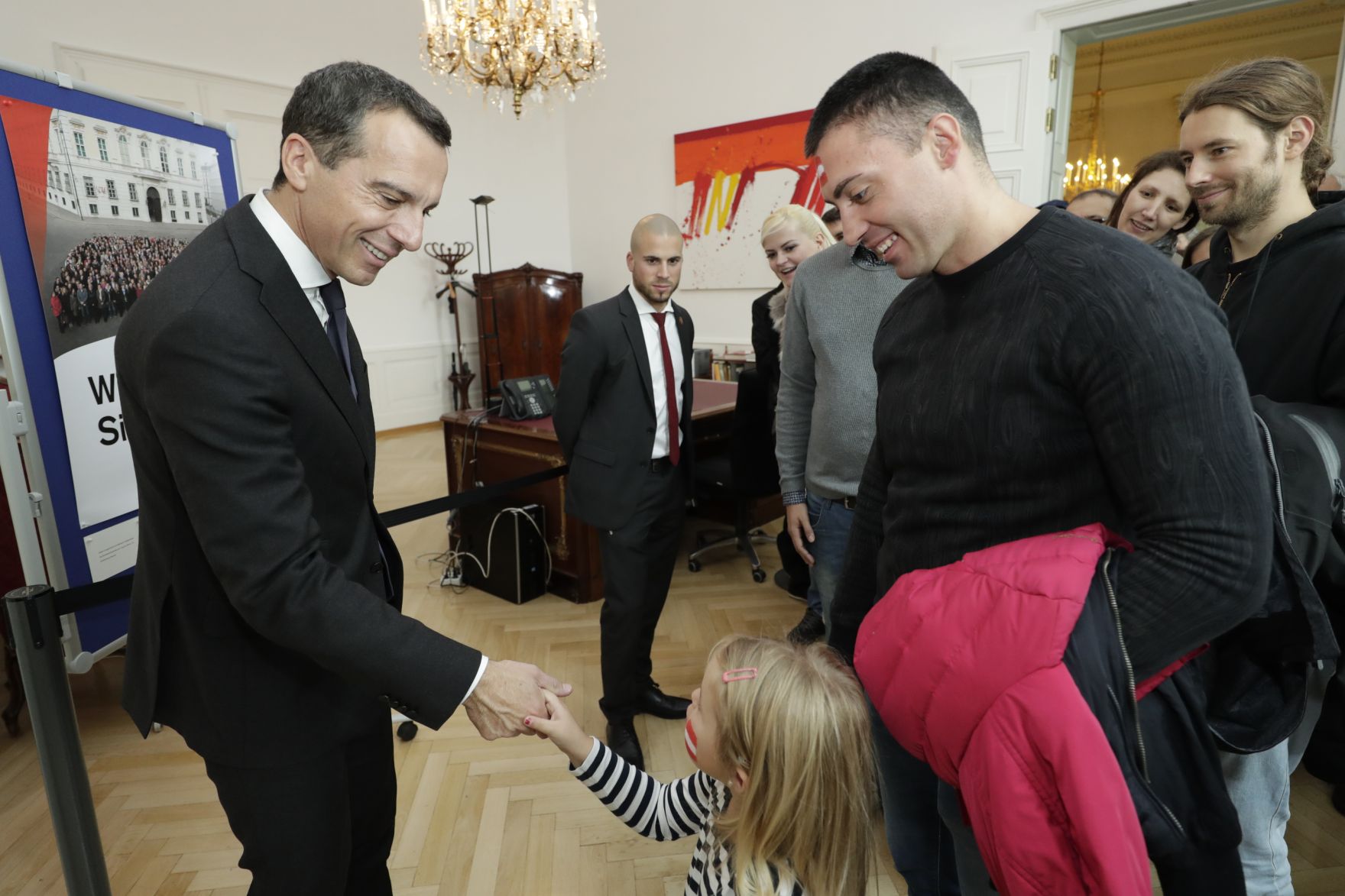 Am 26. Oktober 2016 empfing Bundeskanzler Christian Kern im Rahmen des Nationalfeiertages Besucherinnen und Besucher im Bundeskanzleramt.