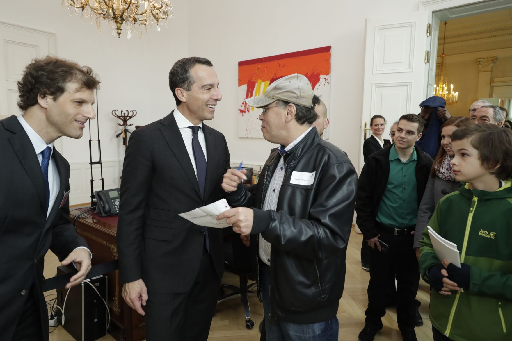 Am 26. Oktober 2016 empfing Bundeskanzler Christian Kern im Rahmen des Nationalfeiertages Besucherinnen und Besucher im Bundeskanzleramt.
