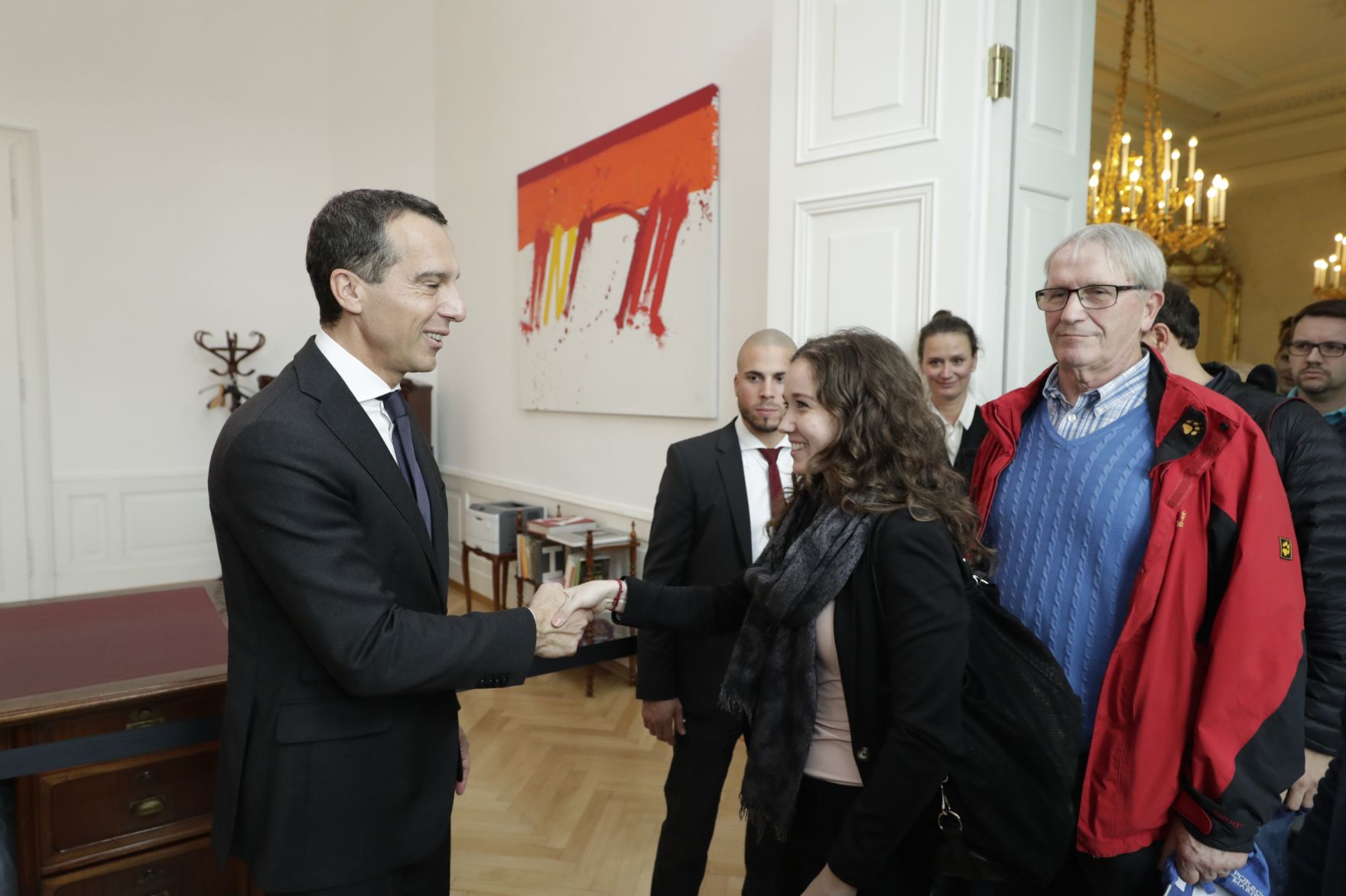 Am 26. Oktober 2016 empfing Bundeskanzler Christian Kern im Rahmen des Nationalfeiertages Besucherinnen und Besucher im Bundeskanzleramt.