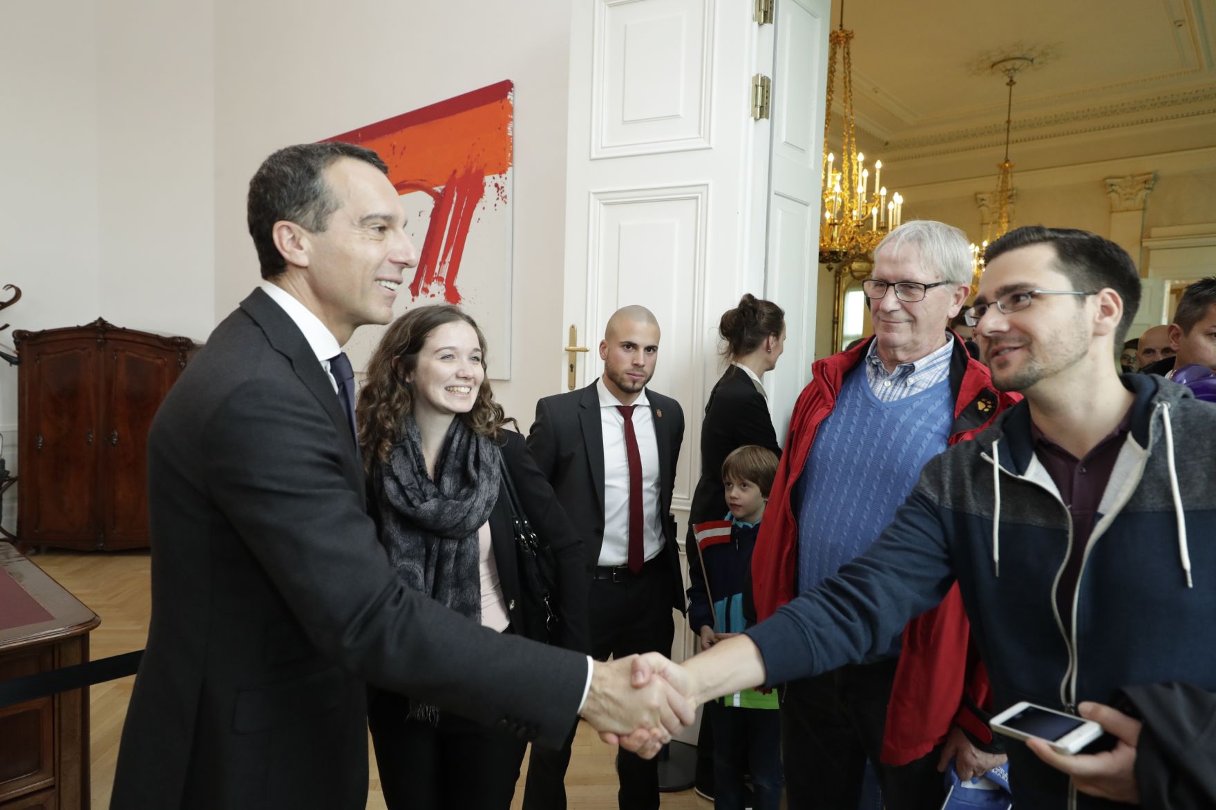 Am 26. Oktober 2016 empfing Bundeskanzler Christian Kern im Rahmen des Nationalfeiertages Besucherinnen und Besucher im Bundeskanzleramt.