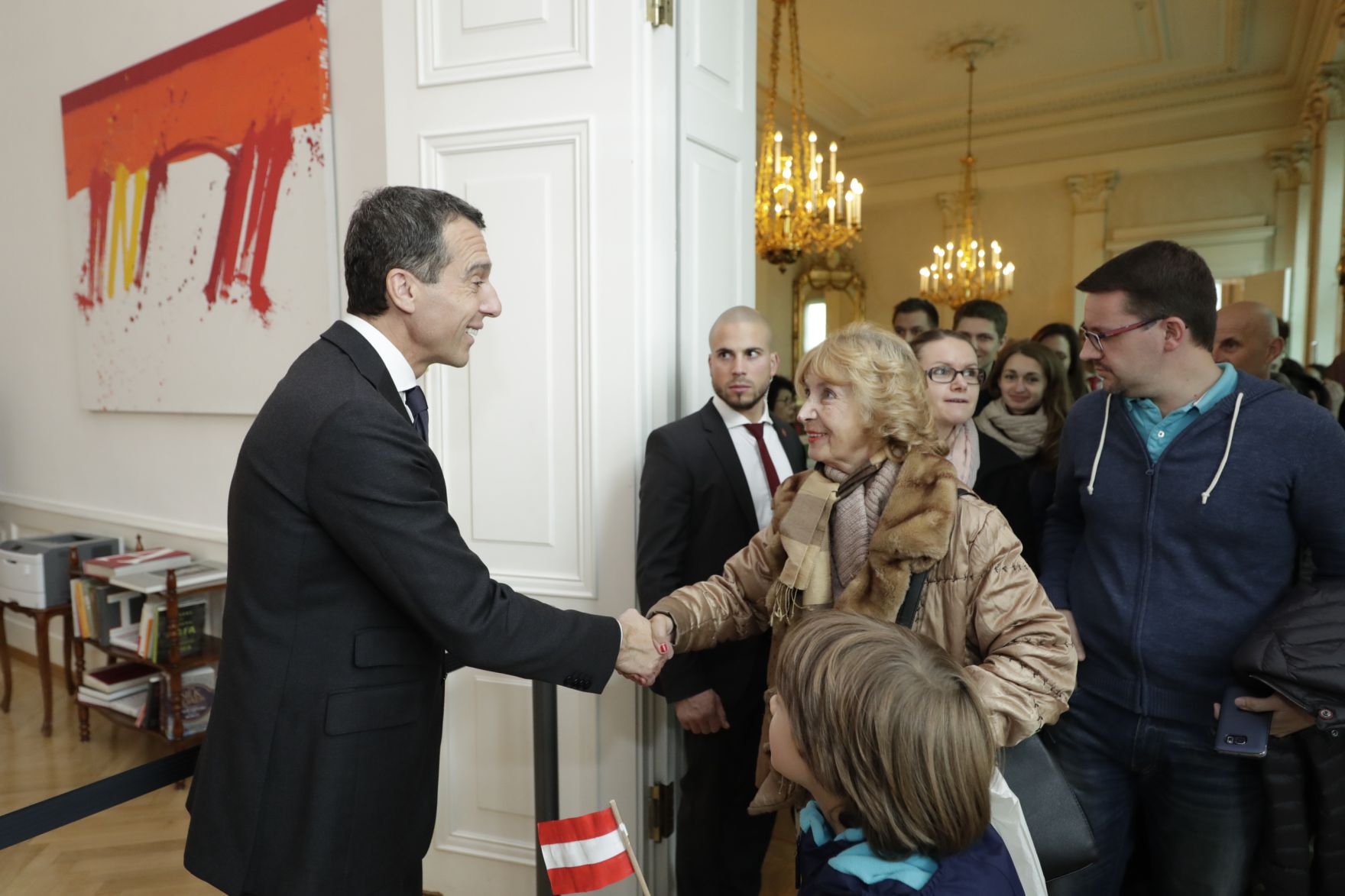 Am 26. Oktober 2016 empfing Bundeskanzler Christian Kern im Rahmen des Nationalfeiertages Besucherinnen und Besucher im Bundeskanzleramt.