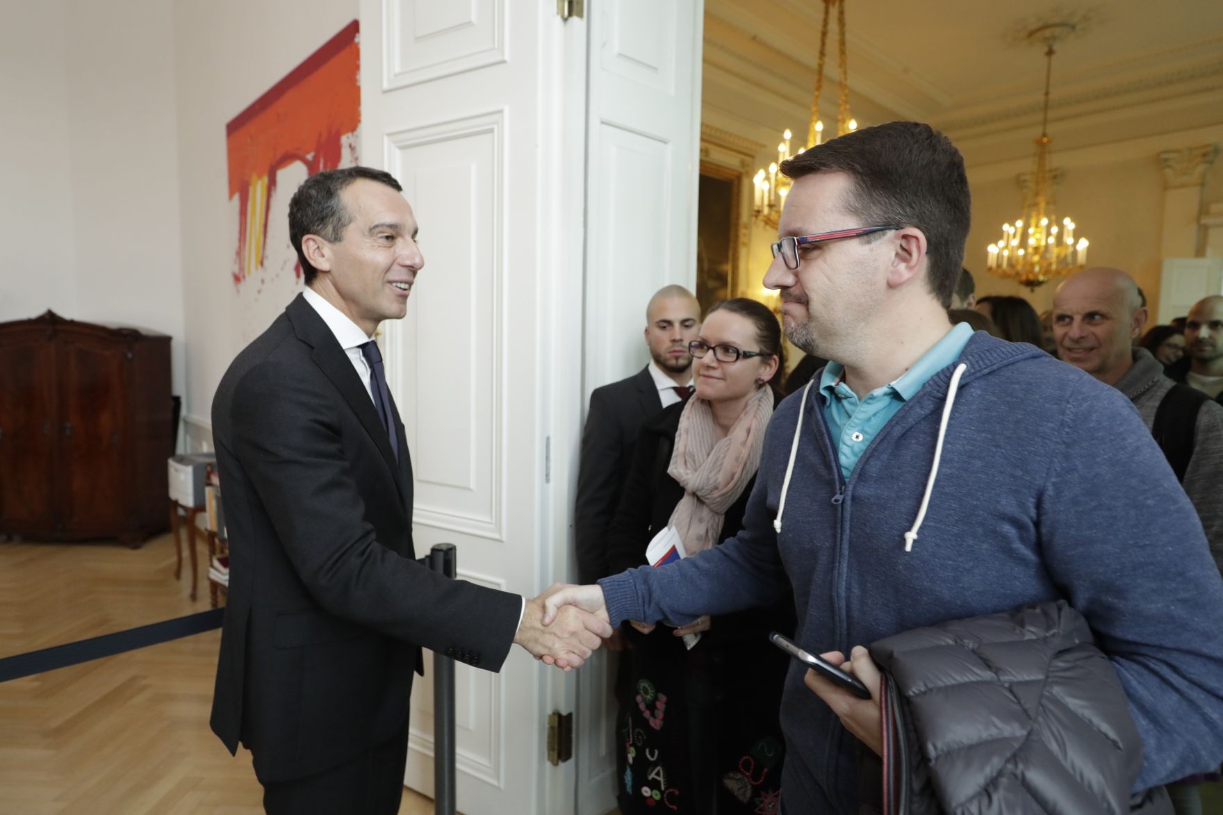 Am 26. Oktober 2016 empfing Bundeskanzler Christian Kern im Rahmen des Nationalfeiertages Besucherinnen und Besucher im Bundeskanzleramt.