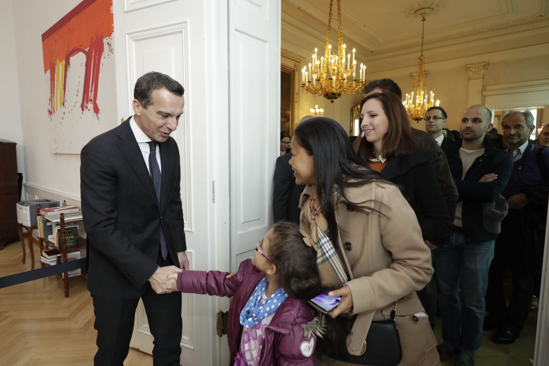Am 26. Oktober 2016 empfing Bundeskanzler Christian Kern im Rahmen des Nationalfeiertages Besucherinnen und Besucher im Bundeskanzleramt.