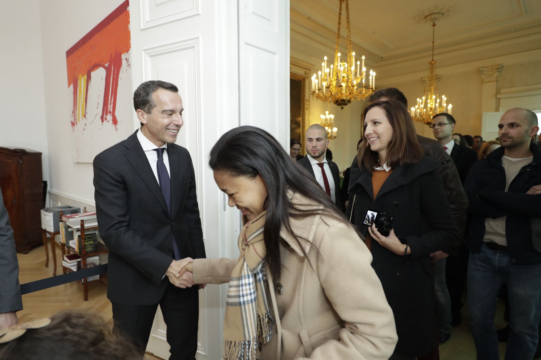 Am 26. Oktober 2016 empfing Bundeskanzler Christian Kern im Rahmen des Nationalfeiertages Besucherinnen und Besucher im Bundeskanzleramt.