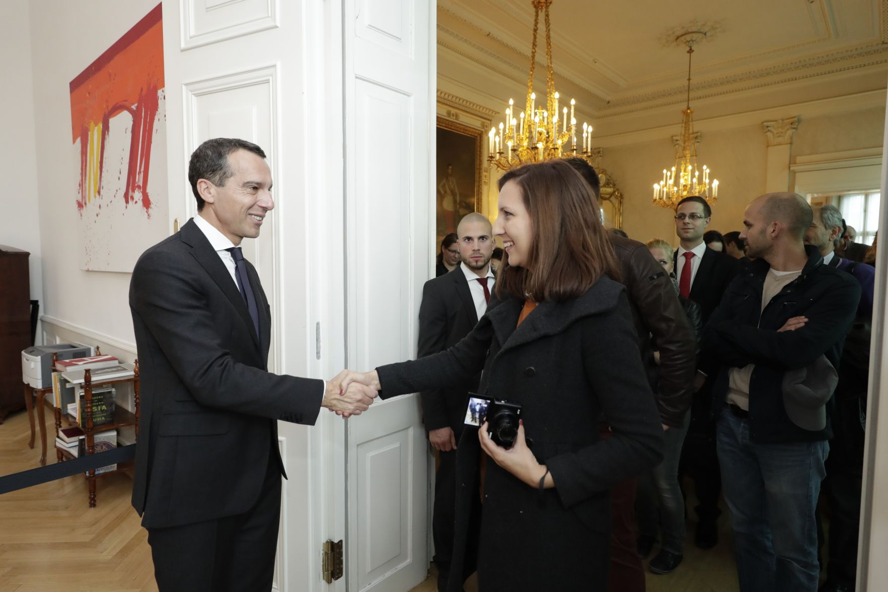 Am 26. Oktober 2016 empfing Bundeskanzler Christian Kern im Rahmen des Nationalfeiertages Besucherinnen und Besucher im Bundeskanzleramt.