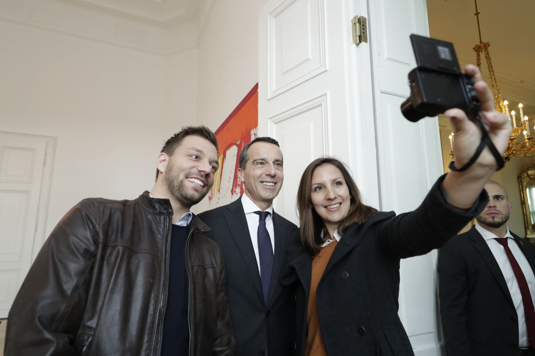 Am 26. Oktober 2016 empfing Bundeskanzler Christian Kern im Rahmen des Nationalfeiertages Besucherinnen und Besucher im Bundeskanzleramt.