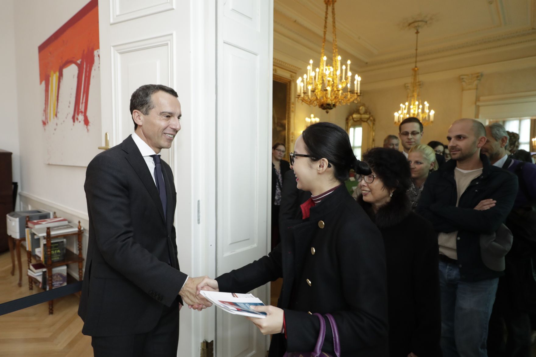 Am 26. Oktober 2016 empfing Bundeskanzler Christian Kern im Rahmen des Nationalfeiertages Besucherinnen und Besucher im Bundeskanzleramt.