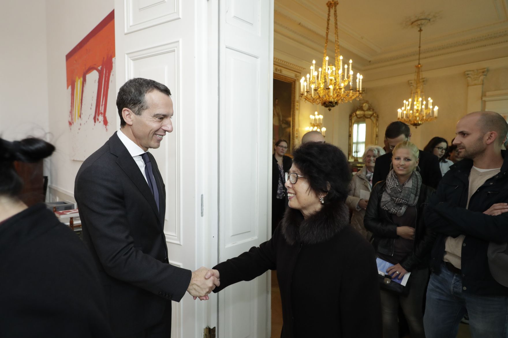Am 26. Oktober 2016 empfing Bundeskanzler Christian Kern im Rahmen des Nationalfeiertages Besucherinnen und Besucher im Bundeskanzleramt.
