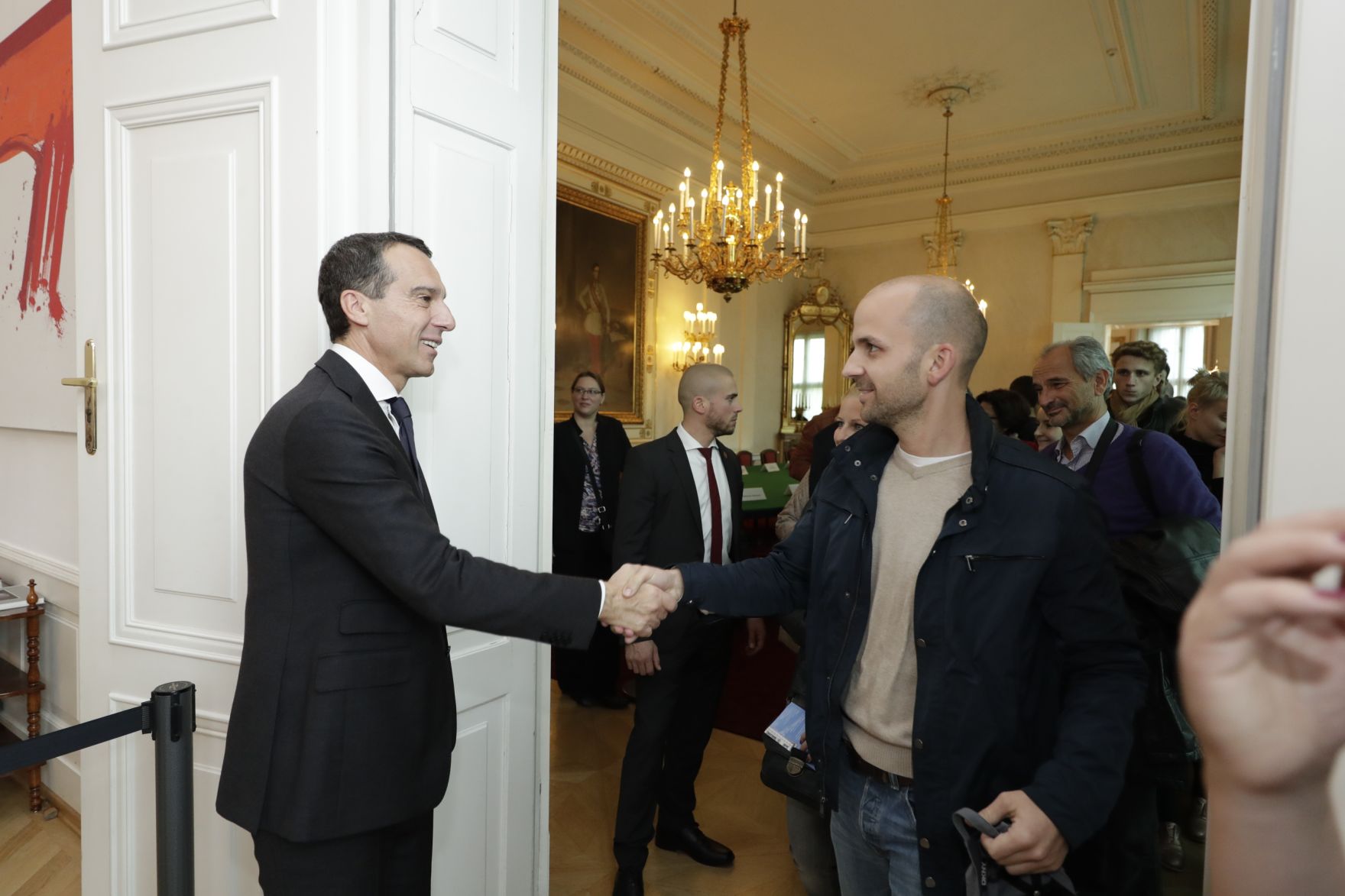 Am 26. Oktober 2016 empfing Bundeskanzler Christian Kern im Rahmen des Nationalfeiertages Besucherinnen und Besucher im Bundeskanzleramt.