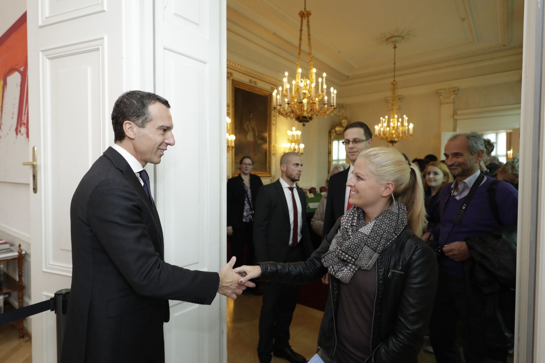 Am 26. Oktober 2016 empfing Bundeskanzler Christian Kern im Rahmen des Nationalfeiertages Besucherinnen und Besucher im Bundeskanzleramt.