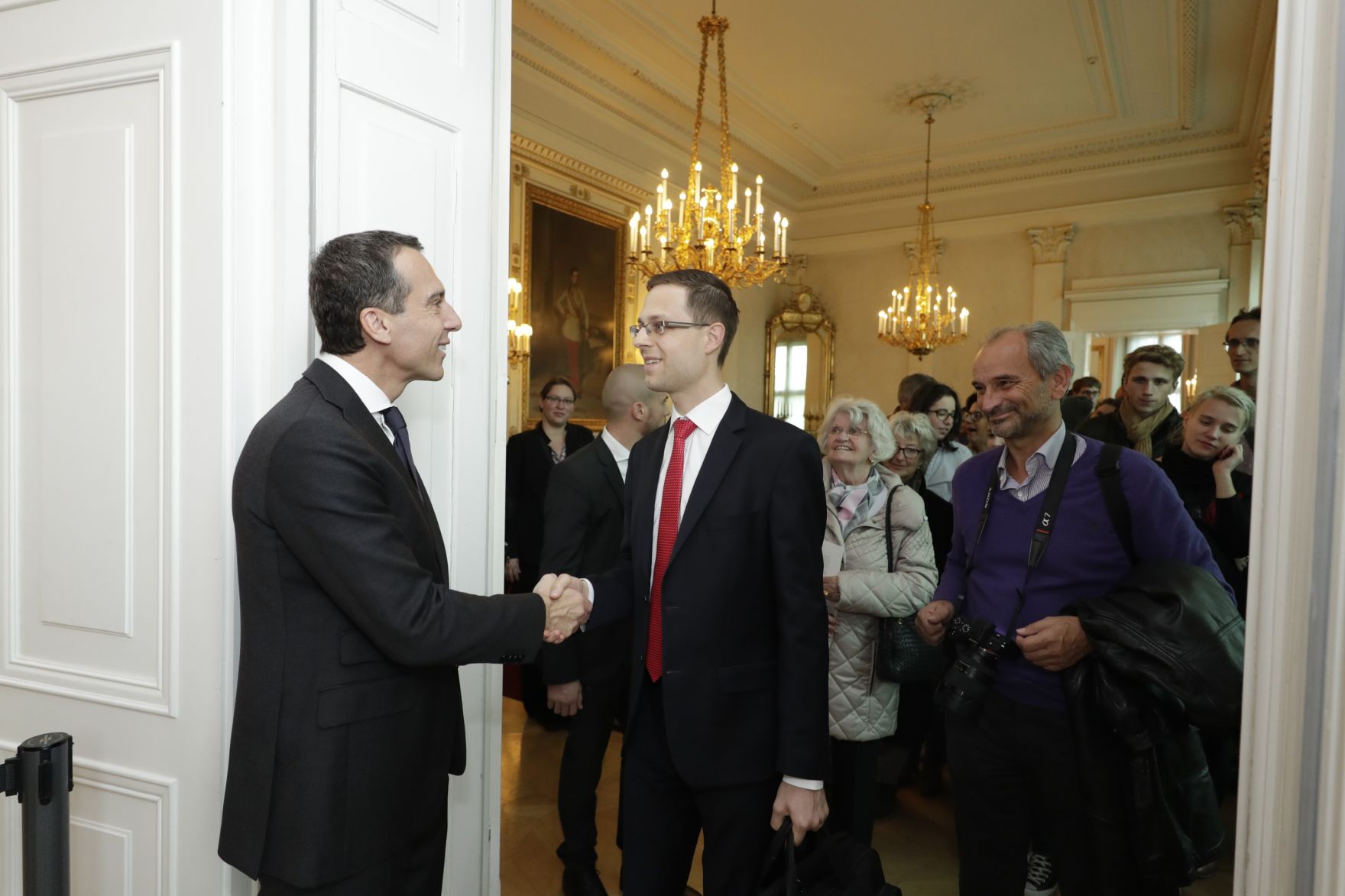 Am 26. Oktober 2016 empfing Bundeskanzler Christian Kern im Rahmen des Nationalfeiertages Besucherinnen und Besucher im Bundeskanzleramt.