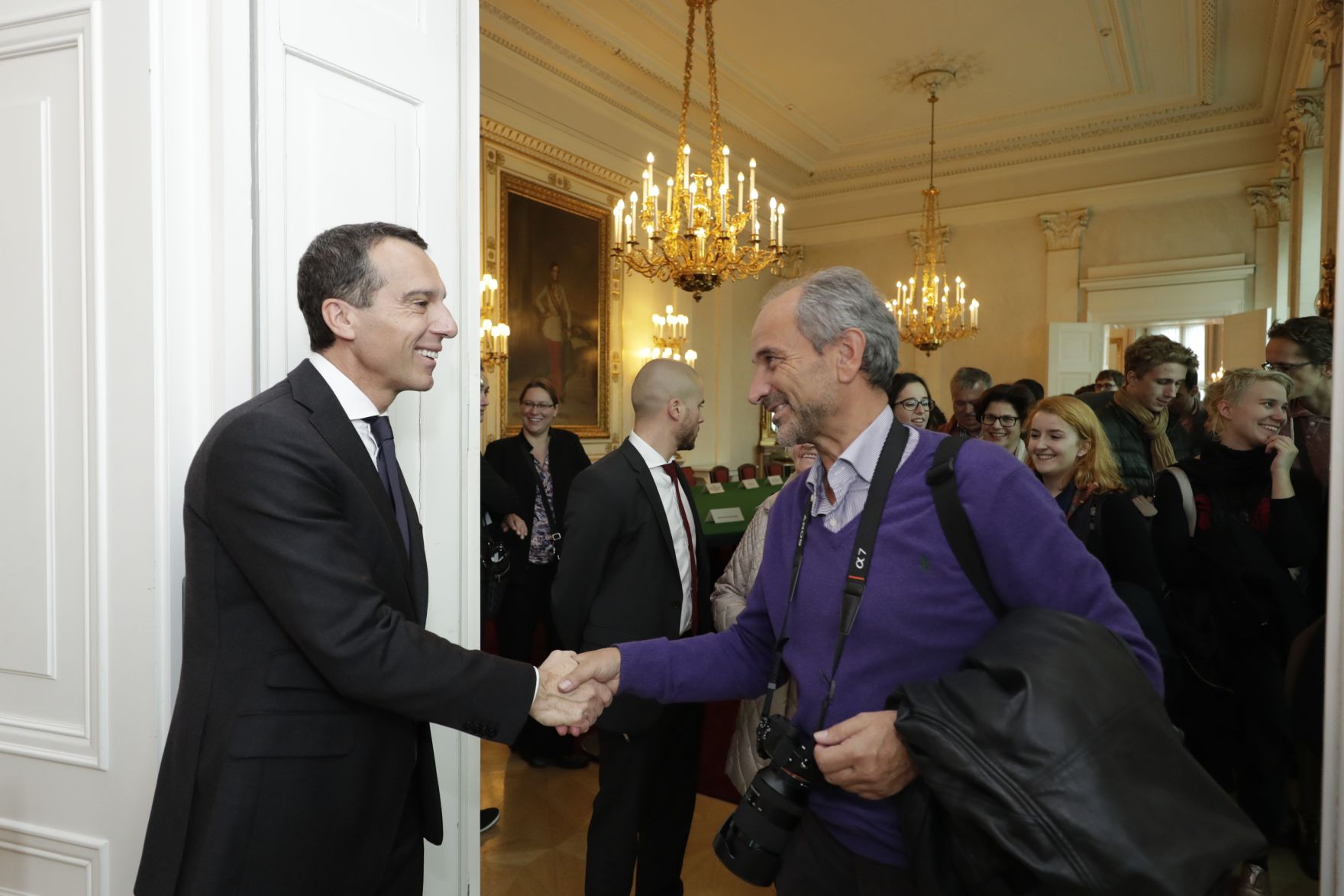 Am 26. Oktober 2016 empfing Bundeskanzler Christian Kern im Rahmen des Nationalfeiertages Besucherinnen und Besucher im Bundeskanzleramt.