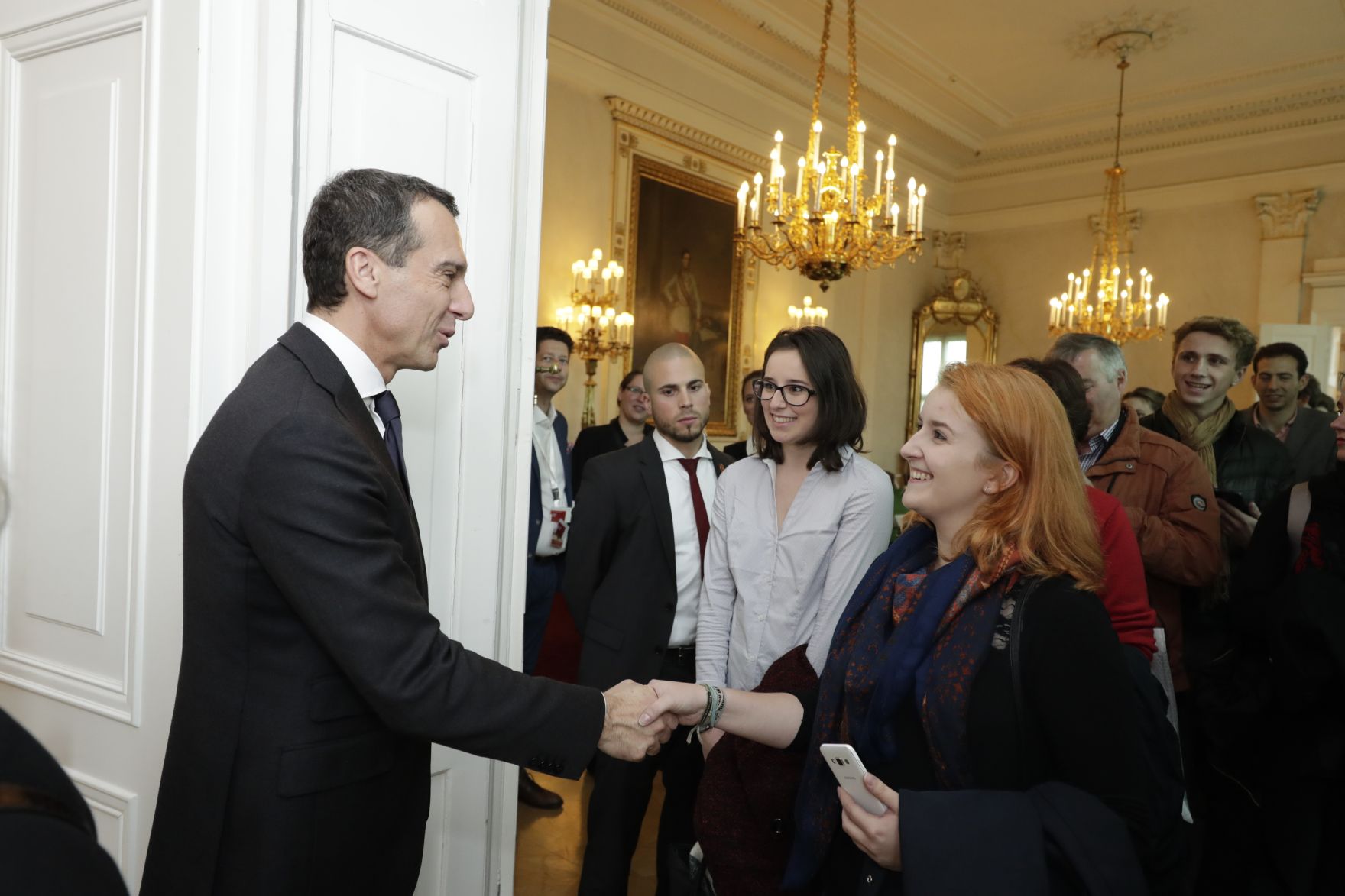 Am 26. Oktober 2016 empfing Bundeskanzler Christian Kern im Rahmen des Nationalfeiertages Besucherinnen und Besucher im Bundeskanzleramt.