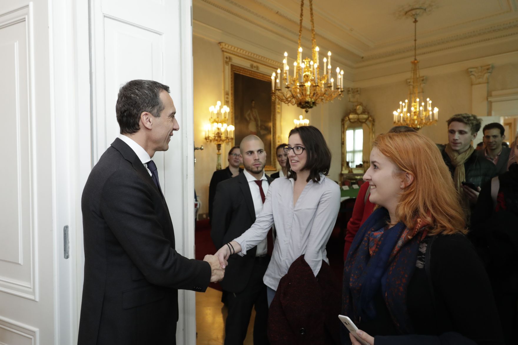 Am 26. Oktober 2016 empfing Bundeskanzler Christian Kern im Rahmen des Nationalfeiertages Besucherinnen und Besucher im Bundeskanzleramt.