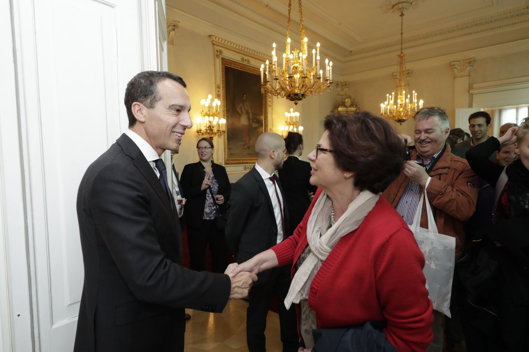 Am 26. Oktober 2016 empfing Bundeskanzler Christian Kern im Rahmen des Nationalfeiertages Besucherinnen und Besucher im Bundeskanzleramt.