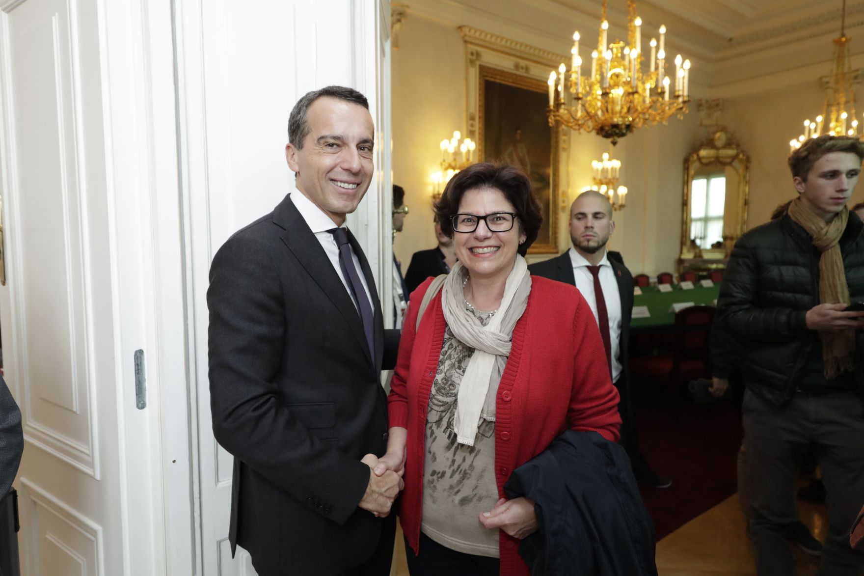 Am 26. Oktober 2016 empfing Bundeskanzler Christian Kern im Rahmen des Nationalfeiertages Besucherinnen und Besucher im Bundeskanzleramt.