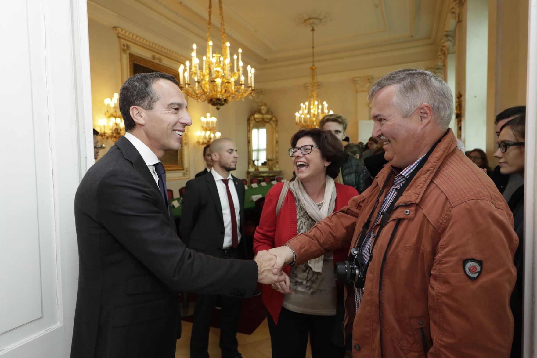 Am 26. Oktober 2016 empfing Bundeskanzler Christian Kern im Rahmen des Nationalfeiertages Besucherinnen und Besucher im Bundeskanzleramt.