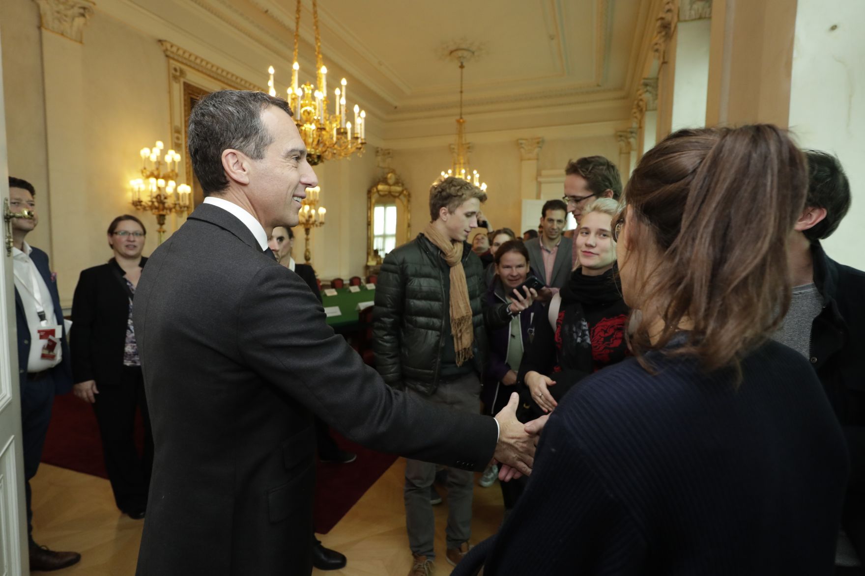Am 26. Oktober 2016 empfing Bundeskanzler Christian Kern im Rahmen des Nationalfeiertages Besucherinnen und Besucher im Bundeskanzleramt.