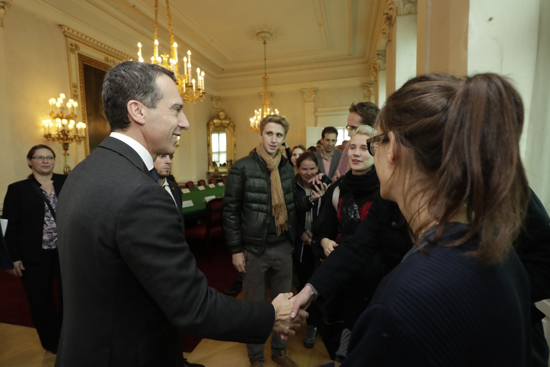 Am 26. Oktober 2016 empfing Bundeskanzler Christian Kern im Rahmen des Nationalfeiertages Besucherinnen und Besucher im Bundeskanzleramt.