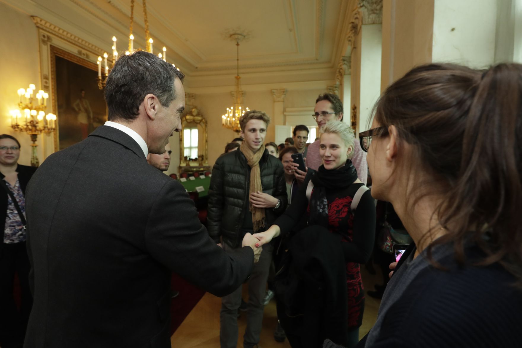 Am 26. Oktober 2016 empfing Bundeskanzler Christian Kern im Rahmen des Nationalfeiertages Besucherinnen und Besucher im Bundeskanzleramt.