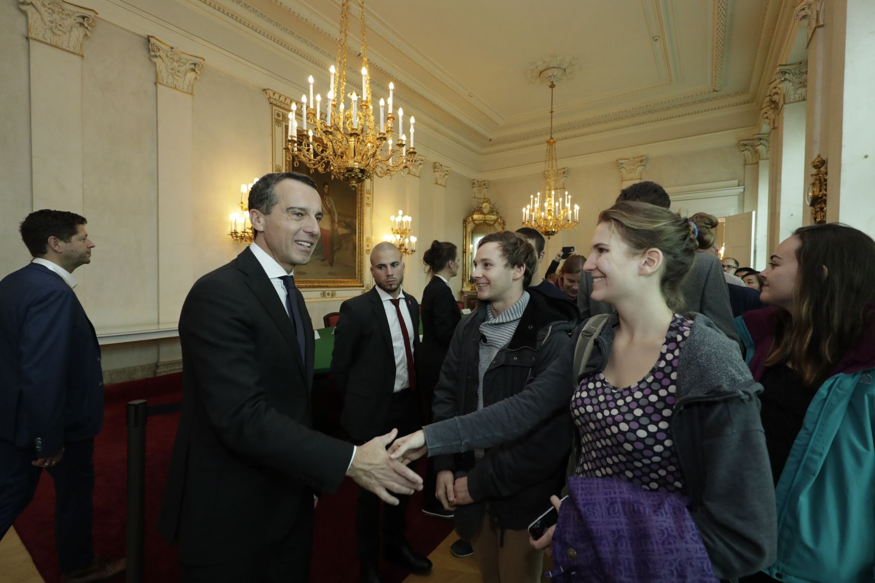 Am 26. Oktober 2016 empfing Bundeskanzler Christian Kern im Rahmen des Nationalfeiertages Besucherinnen und Besucher im Bundeskanzleramt.
