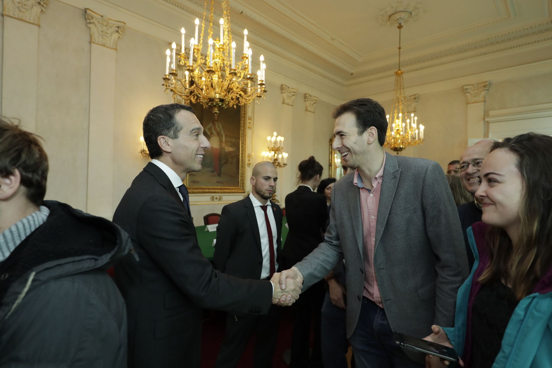 Am 26. Oktober 2016 empfing Bundeskanzler Christian Kern im Rahmen des Nationalfeiertages Besucherinnen und Besucher im Bundeskanzleramt.