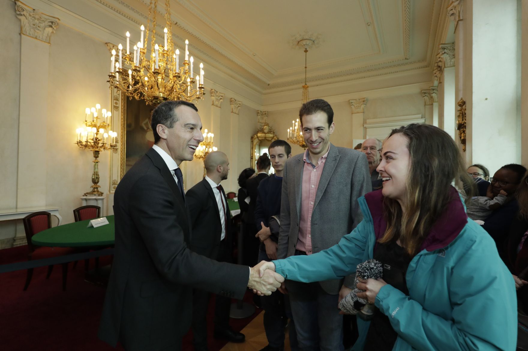 Am 26. Oktober 2016 empfing Bundeskanzler Christian Kern im Rahmen des Nationalfeiertages Besucherinnen und Besucher im Bundeskanzleramt.