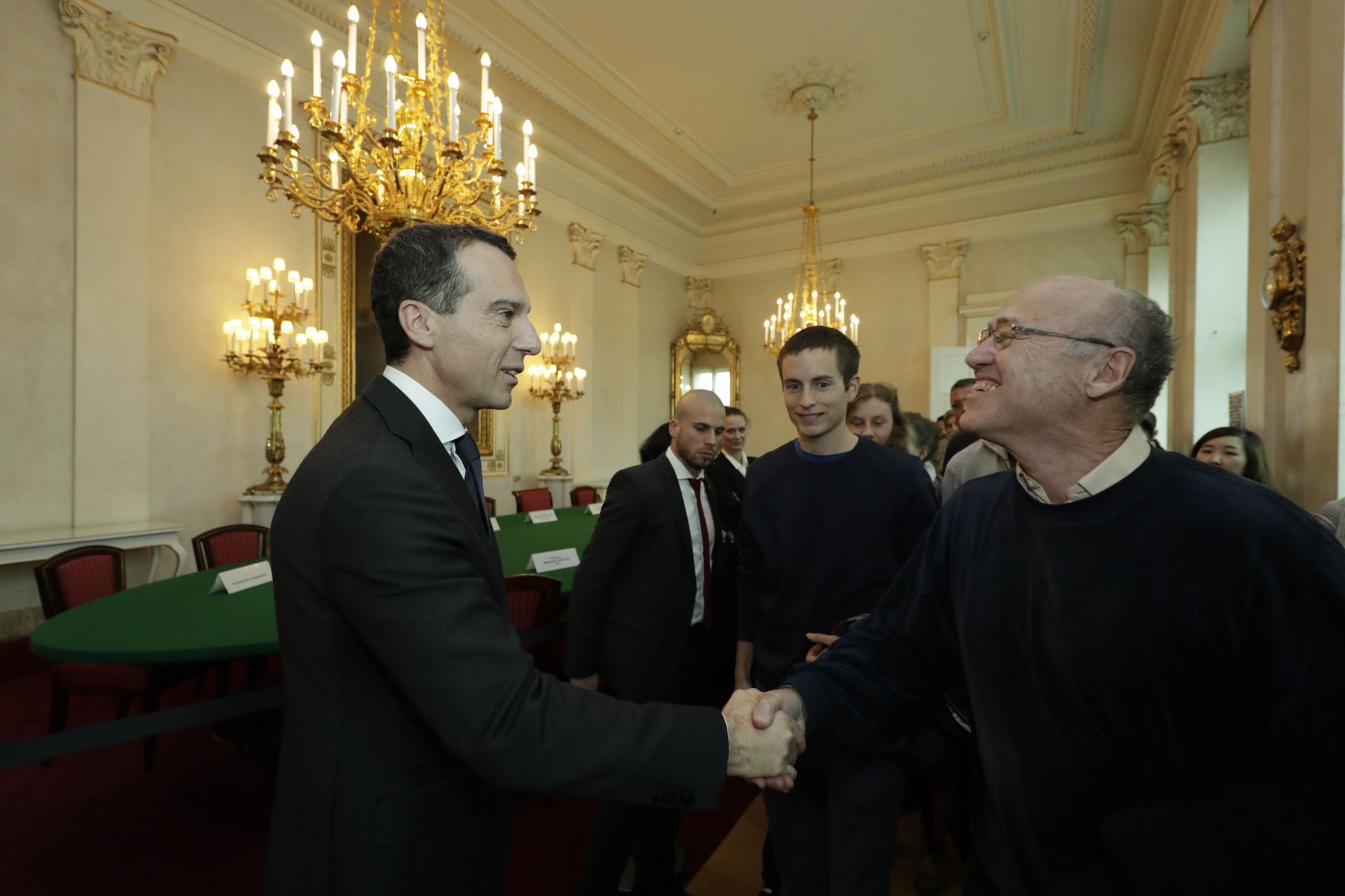 Am 26. Oktober 2016 empfing Bundeskanzler Christian Kern im Rahmen des Nationalfeiertages Besucherinnen und Besucher im Bundeskanzleramt.