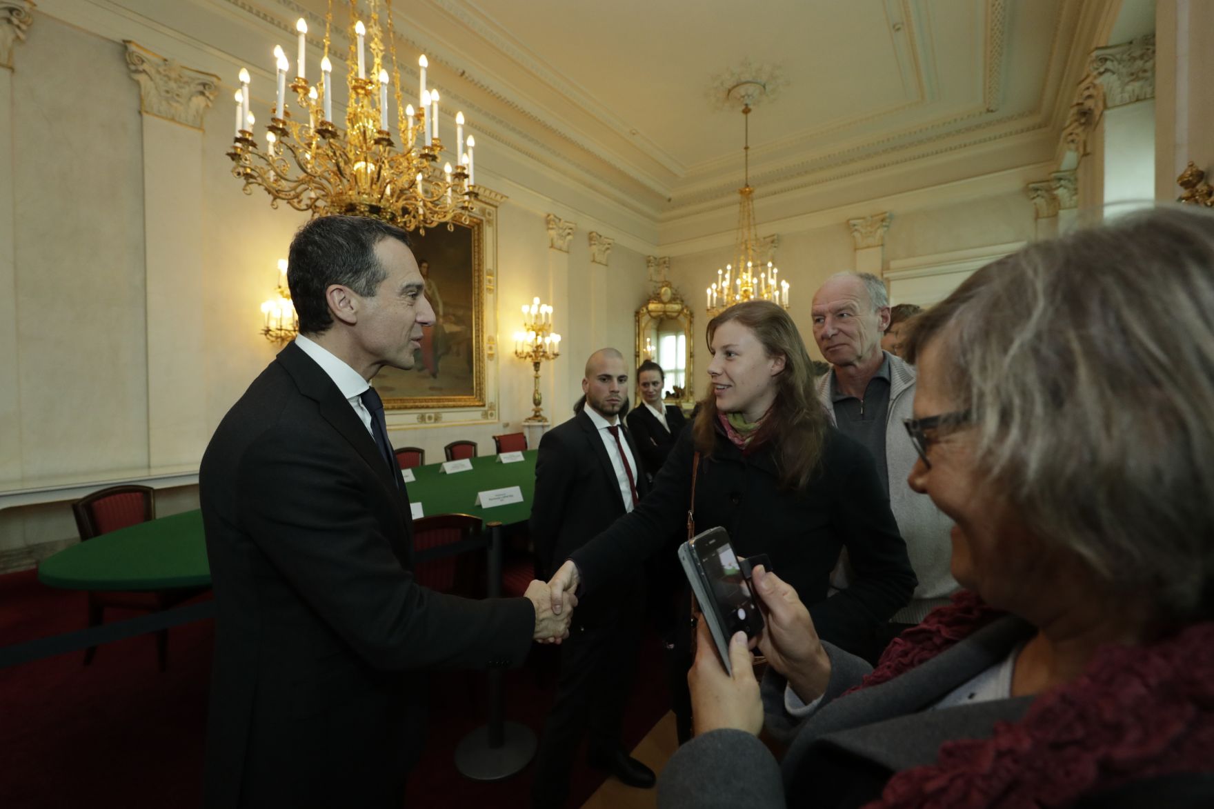 Am 26. Oktober 2016 empfing Bundeskanzler Christian Kern im Rahmen des Nationalfeiertages Besucherinnen und Besucher im Bundeskanzleramt.