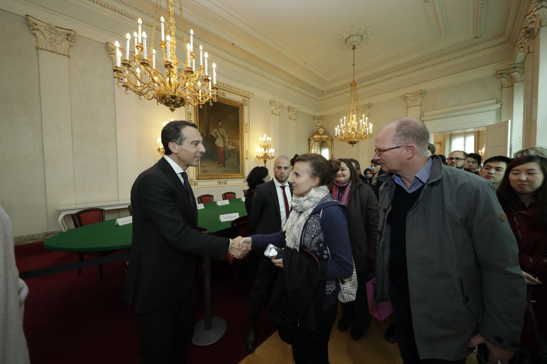 Am 26. Oktober 2016 empfing Bundeskanzler Christian Kern im Rahmen des Nationalfeiertages Besucherinnen und Besucher im Bundeskanzleramt.