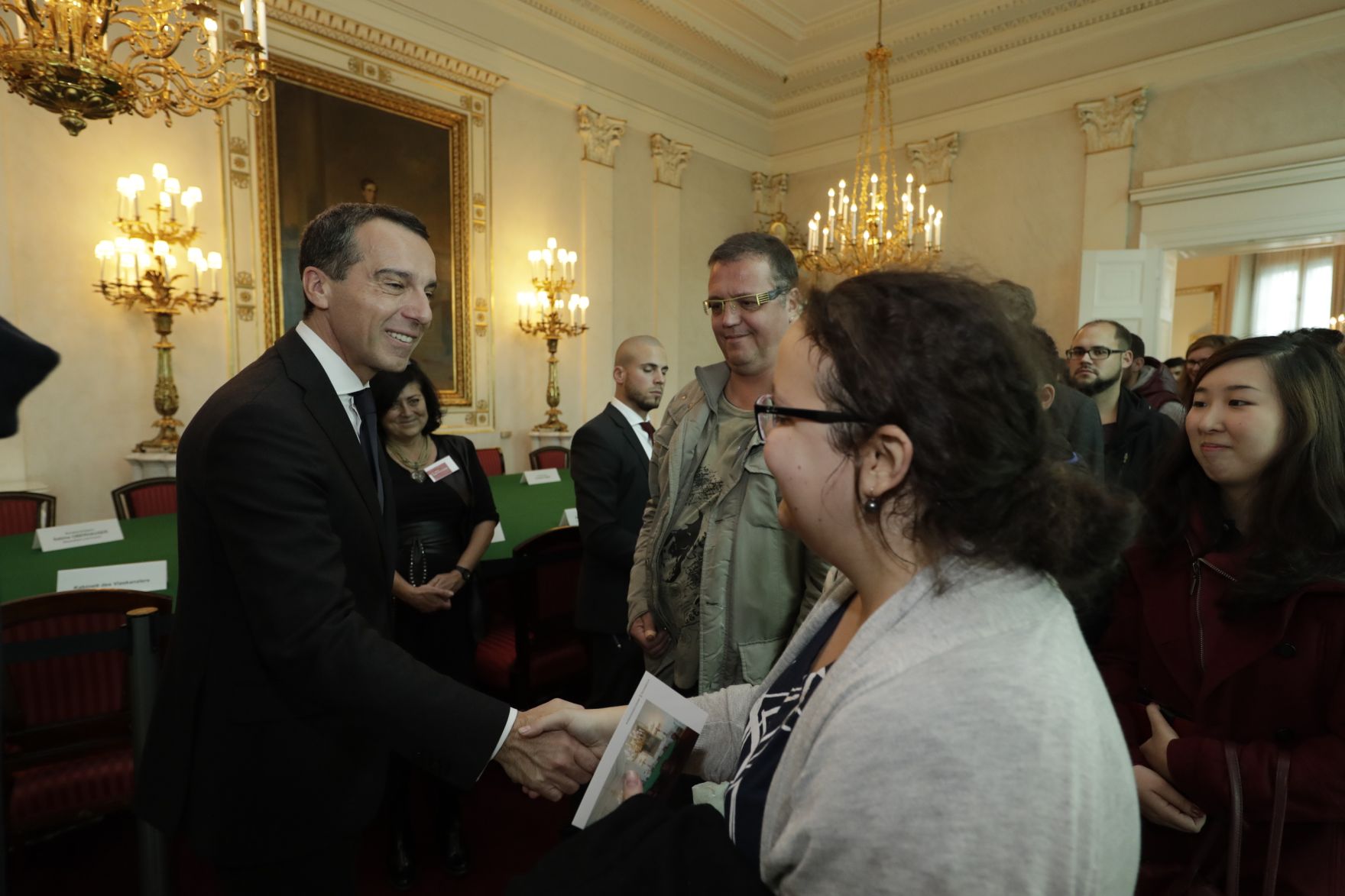 Am 26. Oktober 2016 empfing Bundeskanzler Christian Kern im Rahmen des Nationalfeiertages Besucherinnen und Besucher im Bundeskanzleramt.