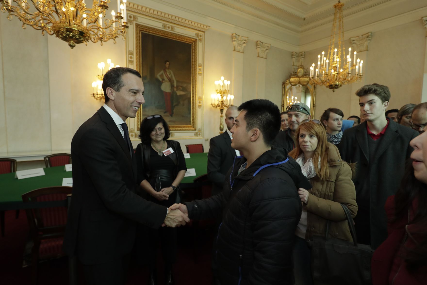 Am 26. Oktober 2016 empfing Bundeskanzler Christian Kern im Rahmen des Nationalfeiertages Besucherinnen und Besucher im Bundeskanzleramt.