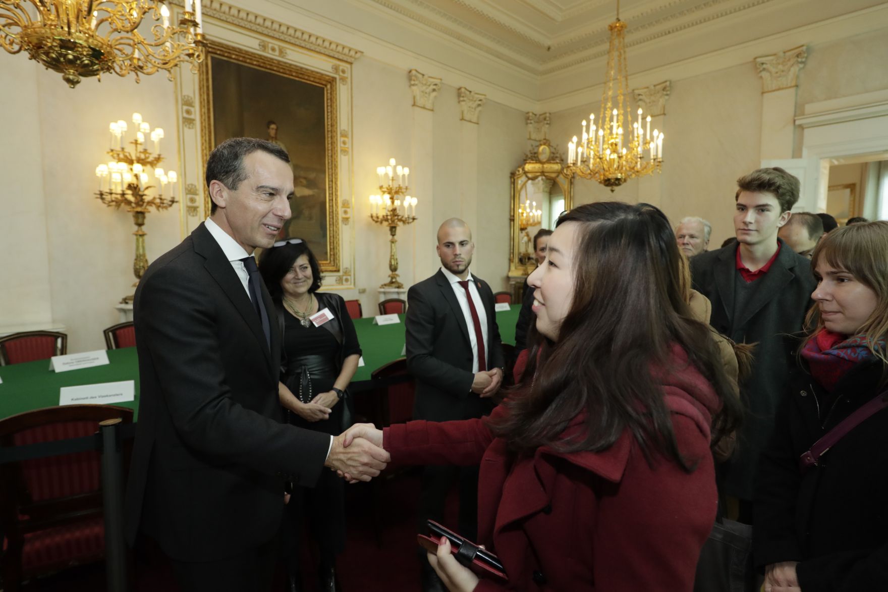 Am 26. Oktober 2016 empfing Bundeskanzler Christian Kern im Rahmen des Nationalfeiertages Besucherinnen und Besucher im Bundeskanzleramt.