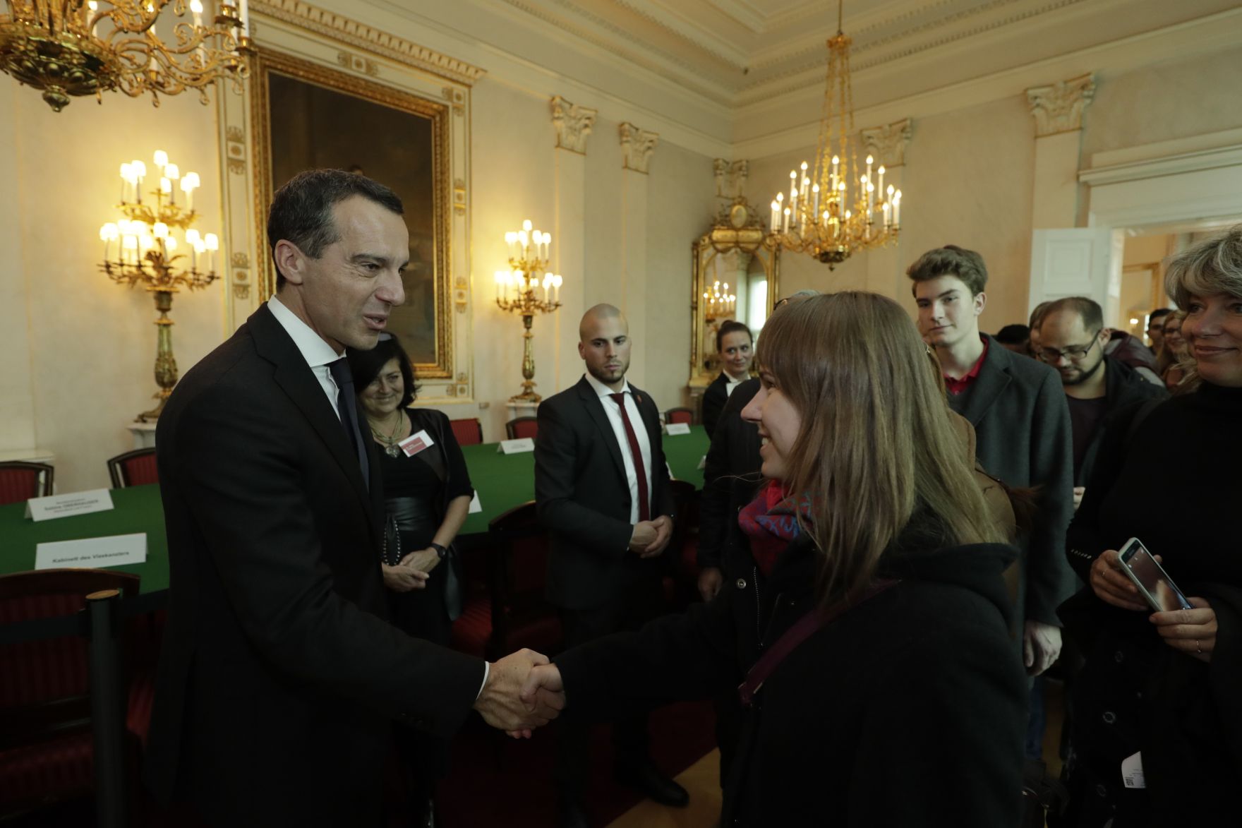 Am 26. Oktober 2016 empfing Bundeskanzler Christian Kern im Rahmen des Nationalfeiertages Besucherinnen und Besucher im Bundeskanzleramt.