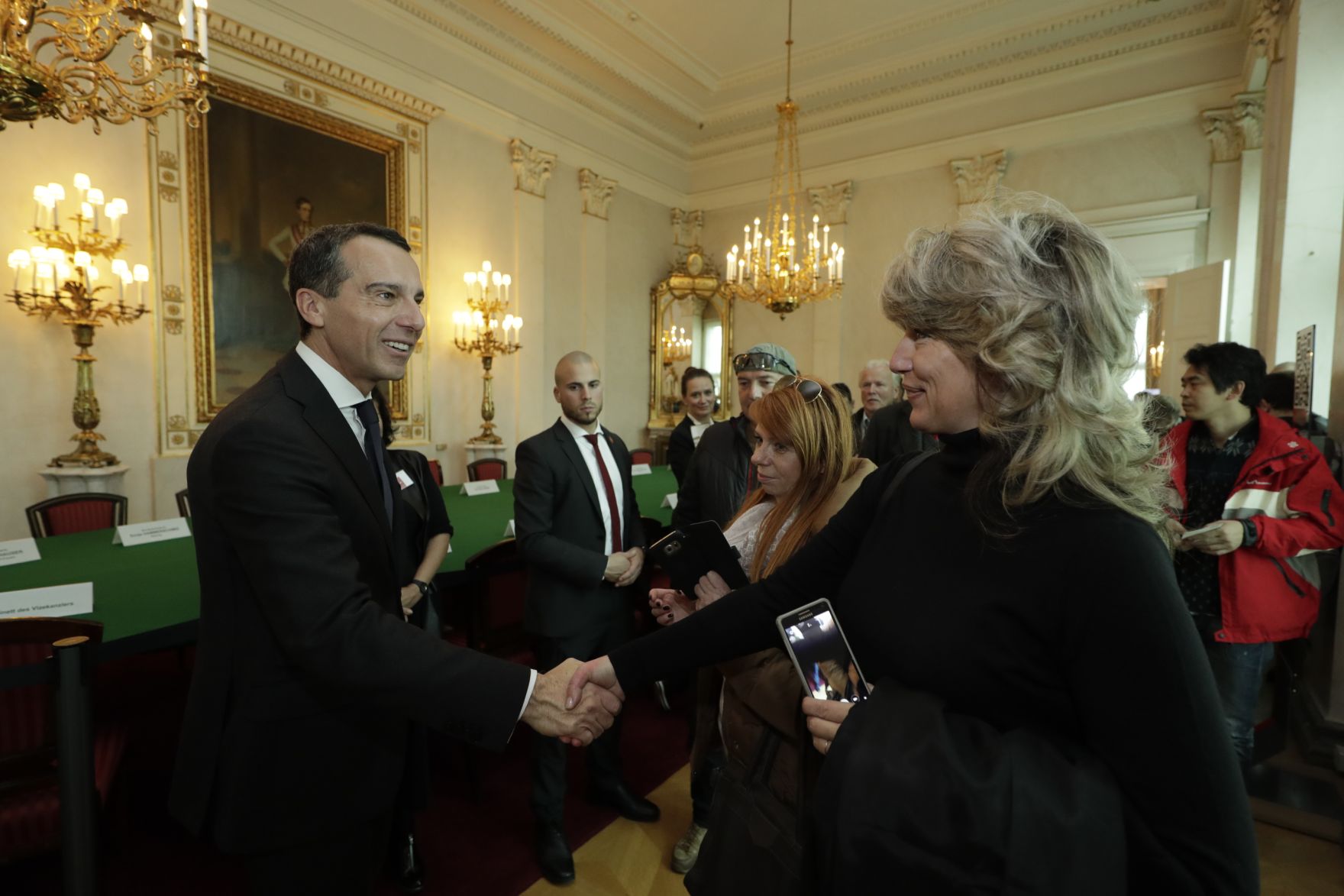 Am 26. Oktober 2016 empfing Bundeskanzler Christian Kern im Rahmen des Nationalfeiertages Besucherinnen und Besucher im Bundeskanzleramt.