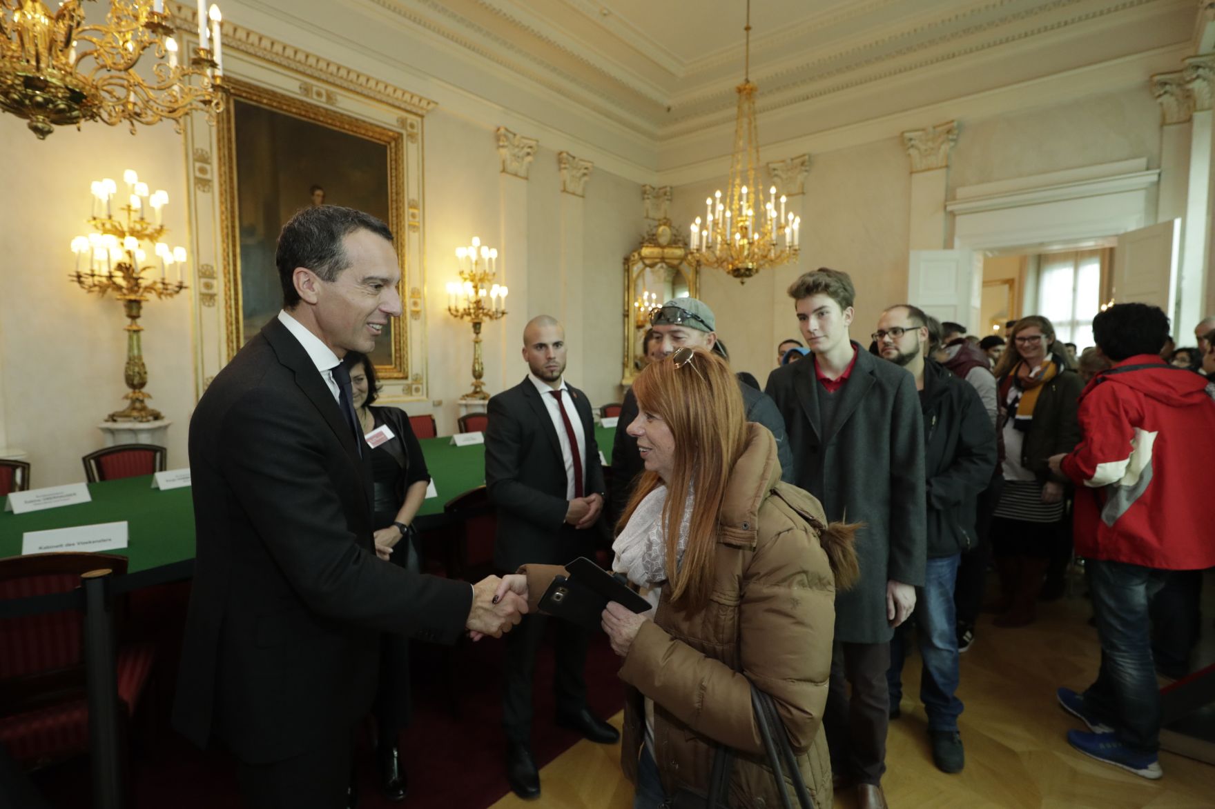 Am 26. Oktober 2016 empfing Bundeskanzler Christian Kern im Rahmen des Nationalfeiertages Besucherinnen und Besucher im Bundeskanzleramt.