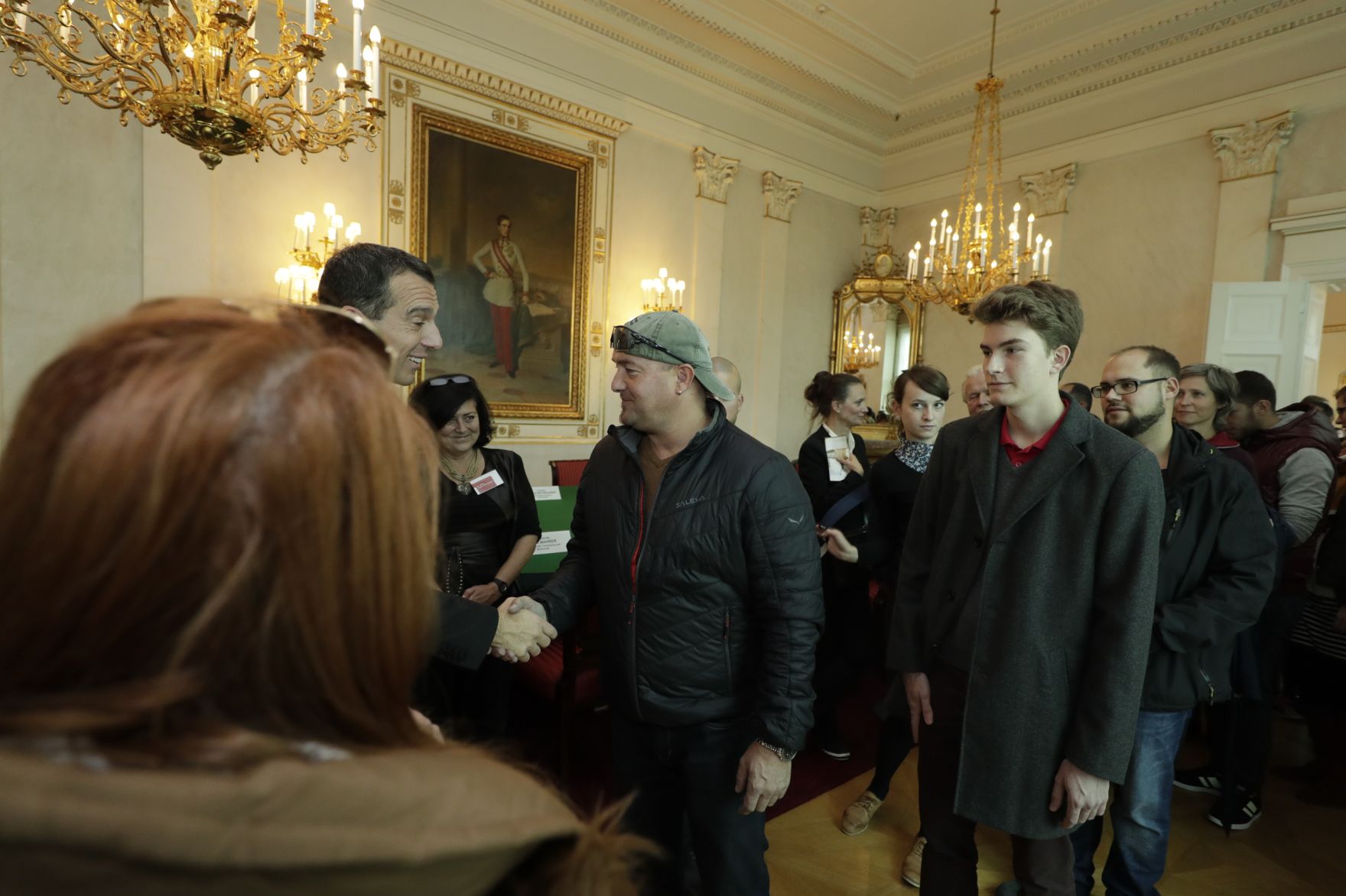 Am 26. Oktober 2016 empfing Bundeskanzler Christian Kern im Rahmen des Nationalfeiertages Besucherinnen und Besucher im Bundeskanzleramt.