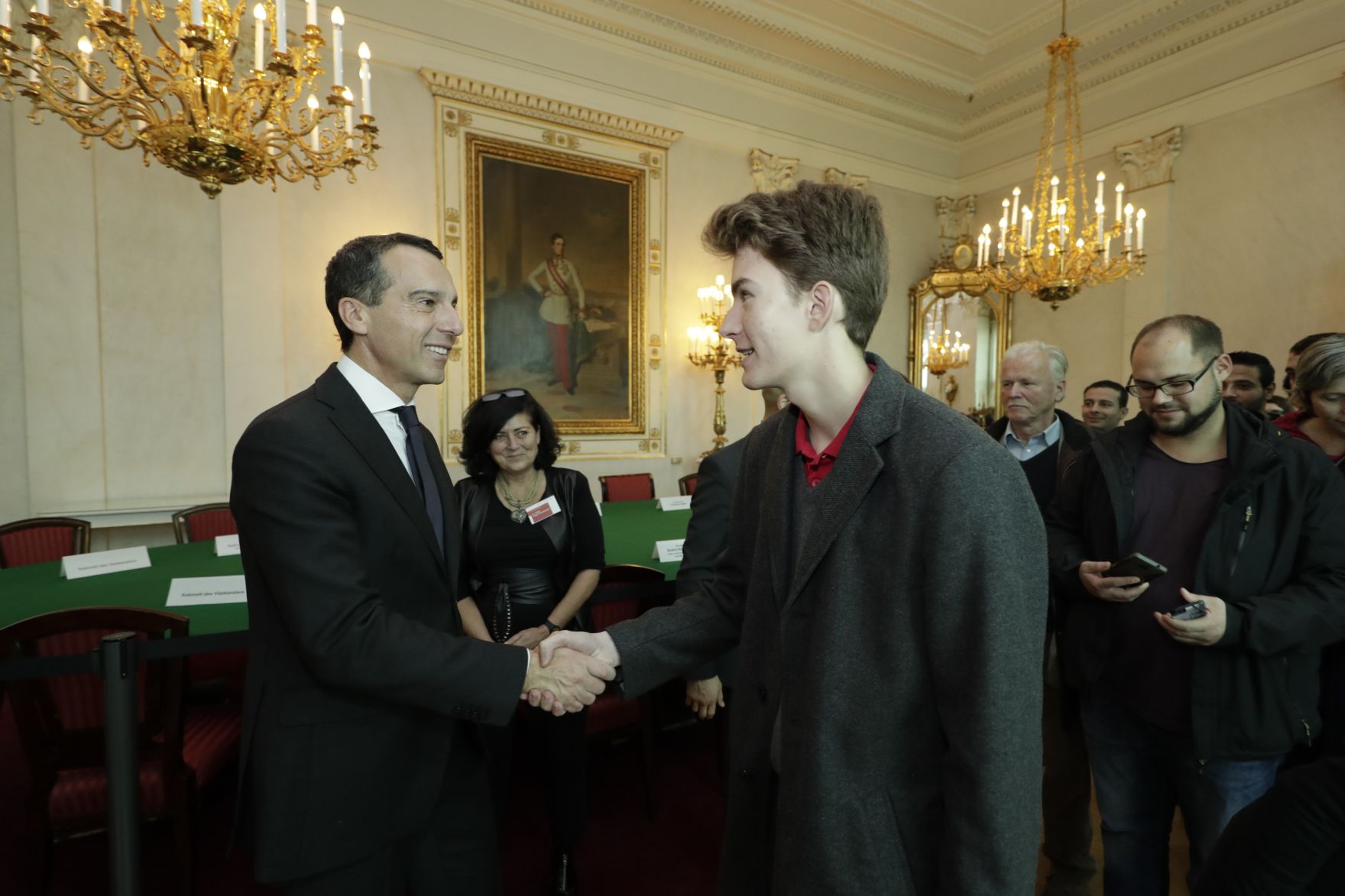 Am 26. Oktober 2016 empfing Bundeskanzler Christian Kern im Rahmen des Nationalfeiertages Besucherinnen und Besucher im Bundeskanzleramt.