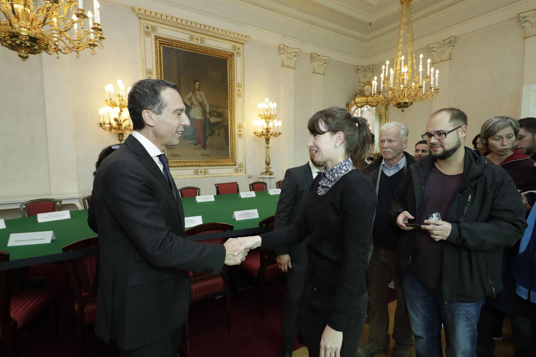 Am 26. Oktober 2016 empfing Bundeskanzler Christian Kern im Rahmen des Nationalfeiertages Besucherinnen und Besucher im Bundeskanzleramt.